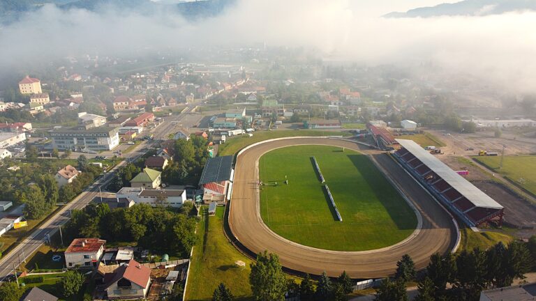 Žarnovický plochodrážny štadión zobrazený z leteckého pohľadu